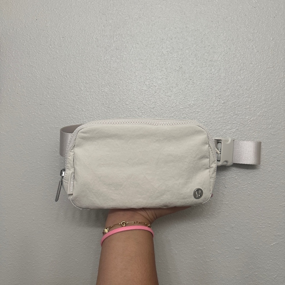 Lululemon BeltBag-white opal
